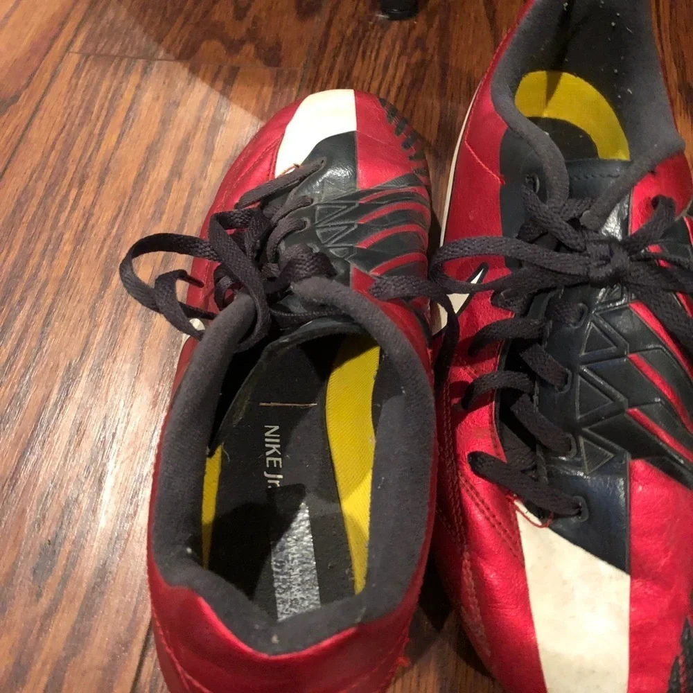 Nike t90 new soccer cleats size 4.5 ❤️🖤